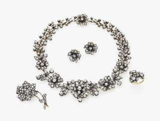 Floral parure, consisting of a necklace, a ring, a pair of ear clips and a brooch, decorated with diamonds Italy, FUMANTI ROM, around 1875-1885 Floral parure, consisting of a necklace, a ring, a pair of ear clips and a brooch, decorated with diamonds Italy, FUMANTI ROM, around 1875-1885