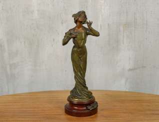 Statuette ancienne "Fille à la fleur" Statuette ancienne "Fille à la fleur"