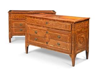 EIN IN DER NÄHE PAAR MILANESE NEO-KLASSISCHEN NUSSBAUM, TULIPWOOD UND INTARSIEN COMMODES EIN IN DER NÄHE PAAR MILANESE NEO-KLASSISCHEN NUSSBAUM, TULIPWOOD UND INTARSIEN COMMODES