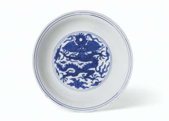A BLUE AND WHITE 'DRAGON' DISH A BLUE AND WHITE 'DRAGON' DISH