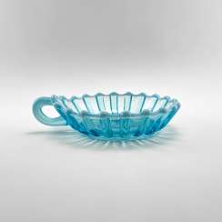 Serving vase of uranium glass Serving vase of uranium glass