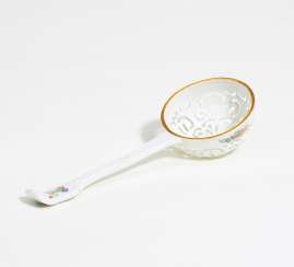 Porcelain spreading spoon with Kakiemon decor Porcelain spreading spoon with Kakiemon decor