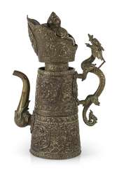 Getriebene Kanne aus Messing und Kupfer mit Drachendeckel Getriebene Kanne aus Messing und Kupfer mit Drachendeckel