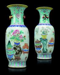 A PAIR OF CHINESE FAMILLE ROSE PORCELAIN VASES A PAIR OF CHINESE FAMILLE ROSE PORCELAIN VASES