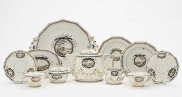 Service à THÉ POUR QUATRE PERSONNES, 17 PIÈCES de Nymphenburg, le plus souvent de 1975 à 1997 selon le Modèle de Dominique Auliczek Service à THÉ POUR QUATRE PERSONNES, 17 PIÈCES de Nymphenburg, le plus souvent de 1975 à 1997 selon le Modèle de Dominique Auliczek