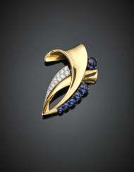 TRABERT & HOEFFER MAUBOUSSIN | Graduated cabochon sapphire and diamond yellow gold and platinum volute brooch TRABERT & HOEFFER MAUBOUSSIN | Graduated cabochon sapphire and diamond yellow gold and platinum volute brooch