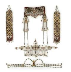 Beau groupe de bijoux de bonnet en argent, partiellement plaqué or et avec des pierres Beau groupe de bijoux de bonnet en argent, partiellement plaqué or et avec des pierres