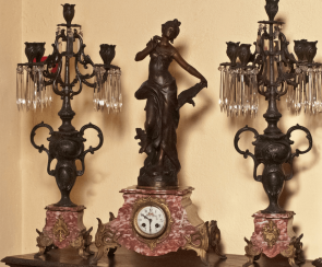 Kaminakell and candlesticks Kaminakell and candlesticks