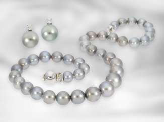 Necklace / earrings: decorative Tahitian cultured pearl jewelry set with brilliant-cut diamonds, consisting of a necklace and stud earrings, 14K and 18K white gold Necklace / earrings: decorative Tahitian cultured pearl jewelry set with brilliant-cut diamonds, consisting of a necklace and stud earrings, 14K and 18K white gold