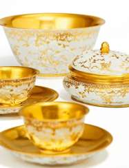 Vier Teile aus einem Service mit Zweigen und Golddekor Vier Teile aus einem Service mit Zweigen und Golddekor