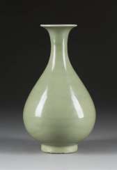 LONGQUAN-VASE MIT SELADONGLASUR LONGQUAN-VASE MIT SELADONGLASUR