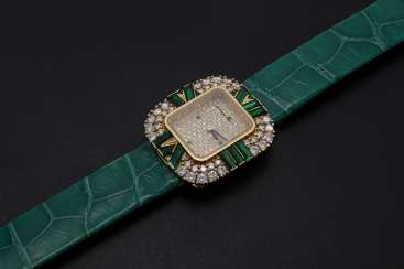 AUDEMARS PIGUET, A LADIES GOLD WRISTWATCH SET WITH DIAMONDS AND EMERALDS AND A PAVED DIAL AUDEMARS PIGUET, A LADIES GOLD WRISTWATCH SET WITH DIAMONDS AND EMERALDS AND A PAVED DIAL