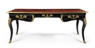 AN EARLY LOUIS XV ORMOLU-MOUNTED EBONIZED BUREAU PLAT AN EARLY LOUIS XV ORMOLU-MOUNTED EBONIZED BUREAU PLAT