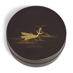 A CIRCULAR INCENSE BOX (KOGO) WITH A PRAYING MANTIS A CIRCULAR INCENSE BOX (KOGO) WITH A PRAYING MANTIS