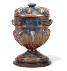 EIN HISPANO-MORESQUE BLAU UND KUPFER-GLANZ VASE UND DECKEL EIN HISPANO-MORESQUE BLAU UND KUPFER-GLANZ VASE UND DECKEL