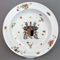 Museum plate with the coat of arms of the SEYDEWITZSTRAßE / plate from the SEYDEWITZSTRAßE Service. Meissen porcelain to 1732. Museum plate with the coat of arms of the SEYDEWITZSTRAßE / plate from the SEYDEWITZSTRAßE Service. Meissen porcelain to 1732.