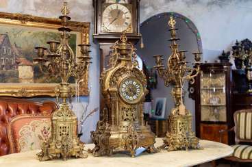 Antique set mantel clock Antique set mantel clock