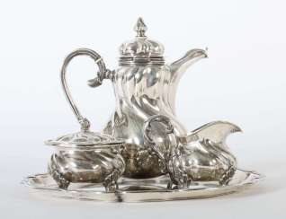 Zusammengestellter Kaffeekern auf Tablett im Barockstil verschiedene Manufakturen Zusammengestellter Kaffeekern auf Tablett im Barockstil verschiedene Manufakturen