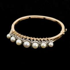 Heavy bangle with cultured pearls and diamond roses Heavy bangle with cultured pearls and diamond roses