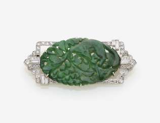 ART DECO BROSCHE MIT JADE UND DIAMANTEN ART DECO BROSCHE MIT JADE UND DIAMANTEN