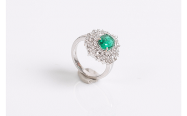 Ring in white gold (750 thousandths) set with an emerald Ring in white gold (750 thousandths) set with an emerald
