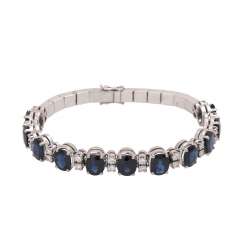 Délicat Bracelet, bes. avec 11 Saphirs env. 13,0 cts. u. 24 Brillant ensemble d'environ 1,20 ct. BLANC/VSI-SI. Délicat Bracelet, bes. avec 11 Saphirs env. 13,0 cts. u. 24 Brillant ensemble d'environ 1,20 ct. BLANC/VSI-SI.