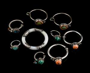 Eight drop earrings with turquoise and coral deposits, as well as a Jadearmreif Eight drop earrings with turquoise and coral deposits, as well as a Jadearmreif