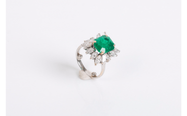 Ring in white gold (750 thousandths) centered an emerald Ring in white gold (750 thousandths) centered an emerald