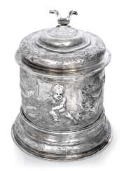 Baroque-lid tankard with putti decor Baroque-lid tankard with putti decor