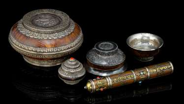 Two-lid cans, a container and two trays, sometimes worked silver Two-lid cans, a container and two trays, sometimes worked silver