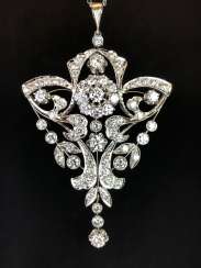 Sensational necklace pendant: white gold rhodium plated. 10 carat brilliant-67 stones of very good quality. Sensational necklace pendant: white gold rhodium plated. 10 carat brilliant-67 stones of very good quality.