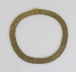 a necklace a necklace
