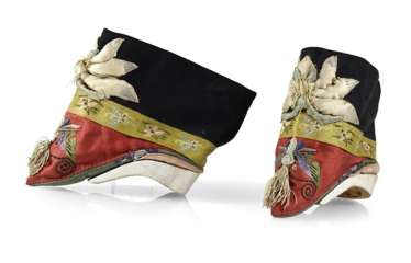 Paire de Chaussures avec de la soie à broder Paire de Chaussures avec de la soie à broder