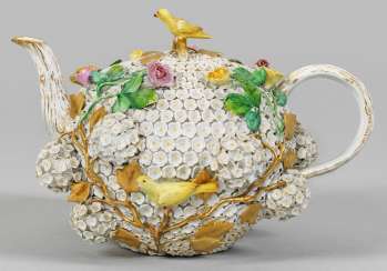 Large teapot with snowball decor Large teapot with snowball decor