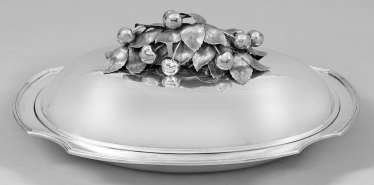 Large hand-crafted bowl with lid Large hand-crafted bowl with lid