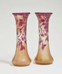 Une Paire De Vases Une Paire De Vases