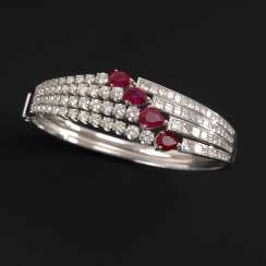 Exklusiver Armreif mit Brillanten, Diamanten und Rubinen. Exklusiver Armreif mit Brillanten, Diamanten und Rubinen.