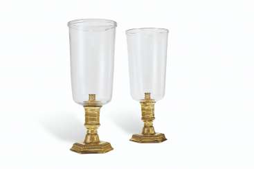 A PAIR OF REGENCE ORMOLU PHOTOPHORES A PAIR OF REGENCE ORMOLU PHOTOPHORES