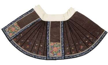 La doublure de Manteau avec fine broderie florale La doublure de Manteau avec fine broderie florale