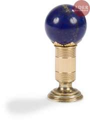 Stamp gold 56 zolotniks (583 milliseconds), guilloché motif and striated, the outlet is formed by a ball of lapis lazuli chosen by a pattern of fluted star. The seal in vermeil is engraved with intaglio of a crest and a motto. Good condition, small shock. Stamp gold 56 zolotniks (583 milliseconds), guilloché motif and striated, the outlet is formed by a ball of lapis lazuli chosen by a pattern of fluted star. The seal in vermeil is engraved with intaglio of a crest and a motto. Good condition, small shock.