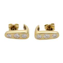Stud earrings with 3 diamonds Stud earrings with 3 diamonds