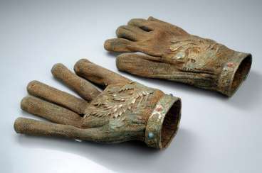 RARE GLOVES WITH PHOENIX REPRESENTATION RARE GLOVES WITH PHOENIX REPRESENTATION