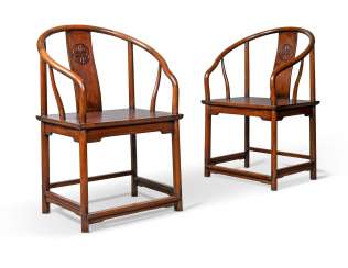 A PAIR OF CHINESE HONGMU HORSESHOE-BACK CHAIRS A PAIR OF CHINESE HONGMU HORSESHOE-BACK CHAIRS