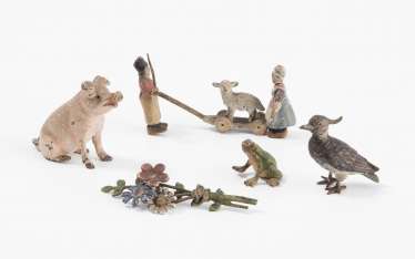 Lot: 5 Small Figures Lot: 5 Small Figures