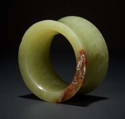 A SMOOTH BANGLE OR A DECORATIVE ELEMENT A SMOOTH BANGLE OR A DECORATIVE ELEMENT