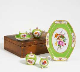 Porcelain solitaire with apple green fond and reserves with flowers Porcelain solitaire with apple green fond and reserves with flowers
