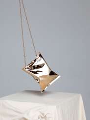 ANYA HINDMARCH'S PALE GOLD BRASS METALLIC CRISP PACKET II ANYA HINDMARCH'S PALE GOLD BRASS METALLIC CRISP PACKET II