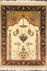High-Quality Carpet / Wall Carpet, Prayer: D. Türkmen Ipek. Silk on silk. Hand-knotted. In mint condition. High-Quality Carpet / Wall Carpet, Prayer: D. Türkmen Ipek. Silk on silk. Hand-knotted. In mint condition.