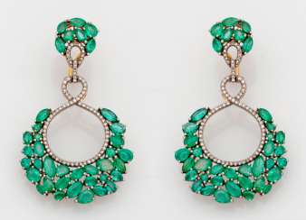 Pair of extravagant emerald drop earrings Pair of extravagant emerald drop earrings