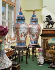 A PAIR OF LARGE JAPANESE IMARI VASES AND COVERS, ON STANDS A PAIR OF LARGE JAPANESE IMARI VASES AND COVERS, ON STANDS